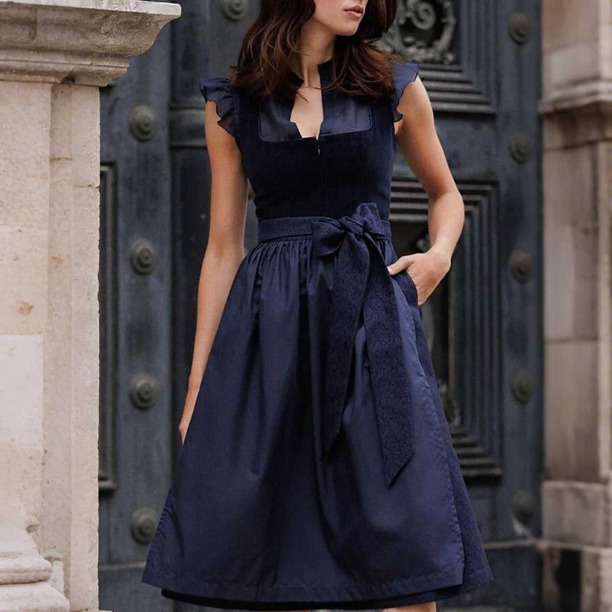 Dirndl Kleid Alpenzauber – Navy Blaues Damenkleid mit Schürze für das Oktoberfest